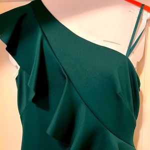 Stunning emerald green Jessica Howard evening dress.